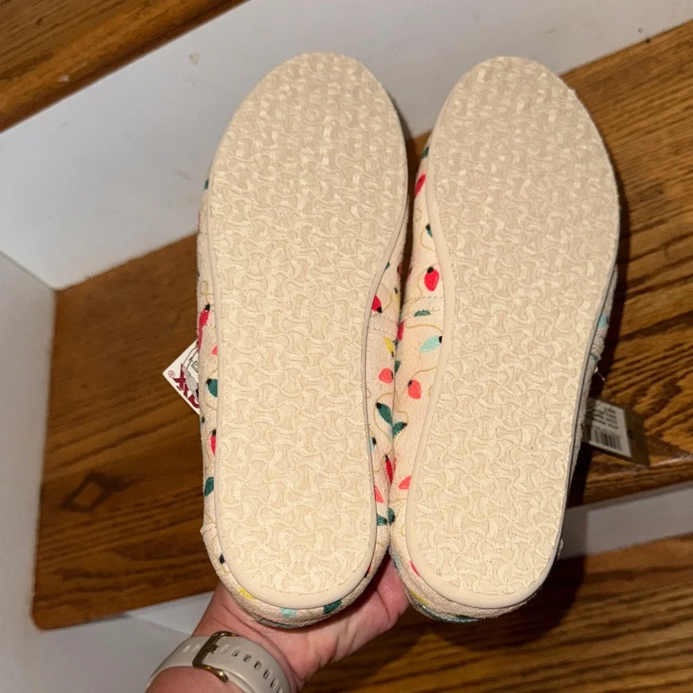 TOMS womens Belmont natural‎ tree lights print Slip-On Shoes size 8. NWT